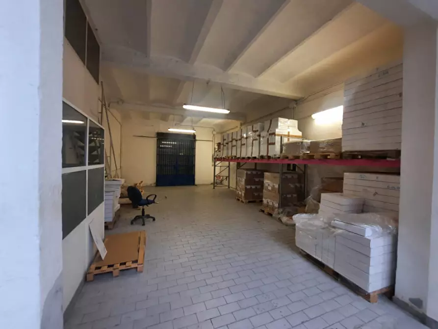 Immagine 2 di Laboratorio in vendita  in VIA GIULIANI a Firenze