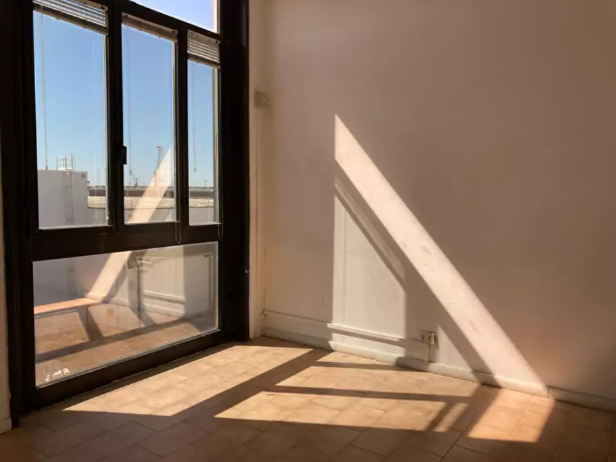 Immagine 1 di Attività commerciale in affitto  in Via Donegani a Livorno