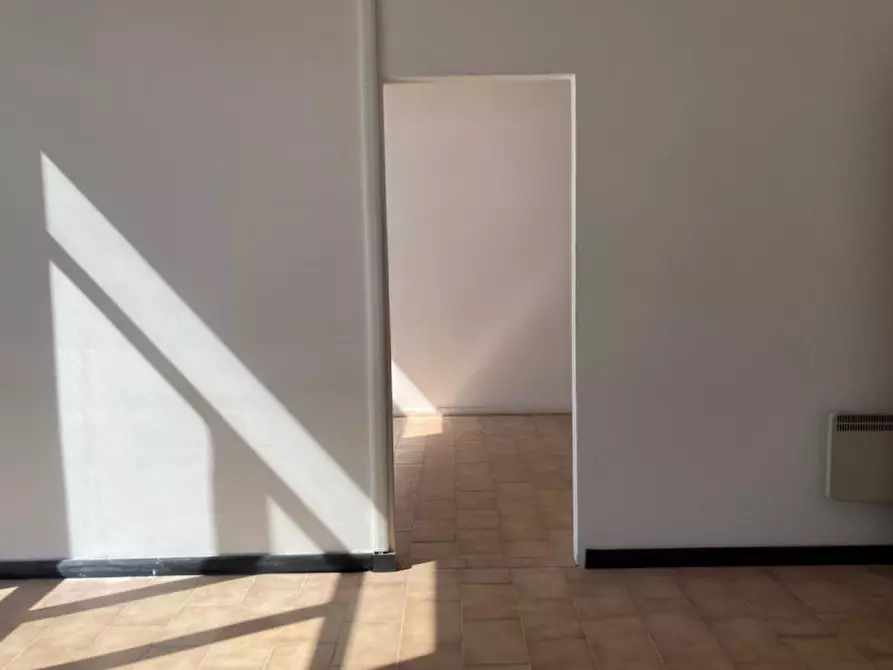 Immagine 3 di Attività commerciale in affitto  in Via Donegani a Livorno