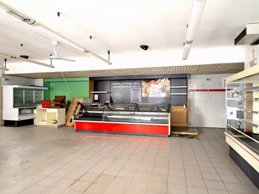 Immagine 5 di Negozio in vendita  in Via Filippo Serafini a Tre Ville