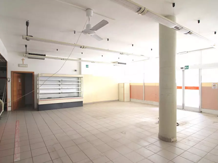 Immagine 6 di Negozio in vendita  in Via Filippo Serafini a Tre Ville