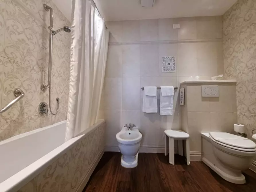 Immagine 6 di Attività commerciale in vendita  in VIALE MATTEOTTI a Firenze