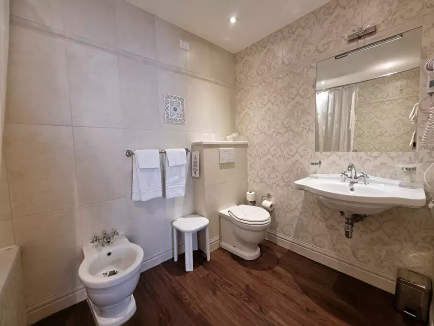 Immagine 7 di Attività commerciale in vendita  in VIALE MATTEOTTI a Firenze