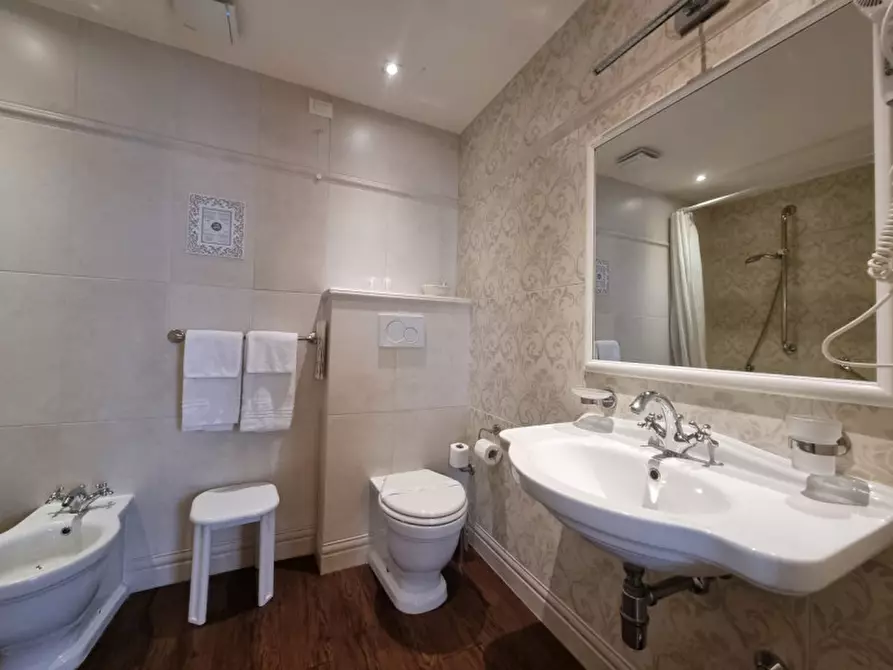 Immagine 14 di Attività commerciale in vendita  in VIALE MATTEOTTI a Firenze