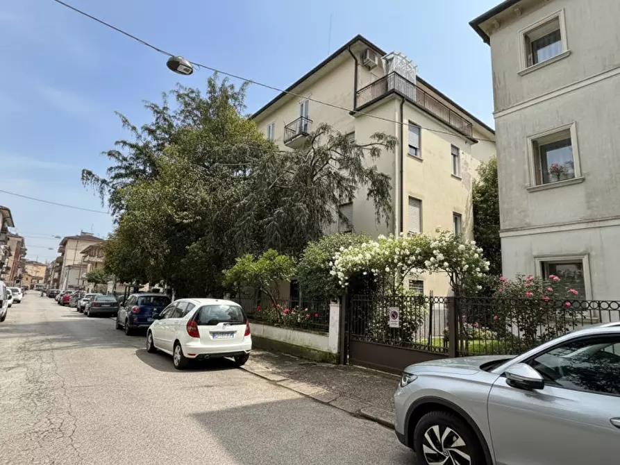Immagine 1 di Appartamento in vendita  in Via Edmondo De Amicis a Vicenza