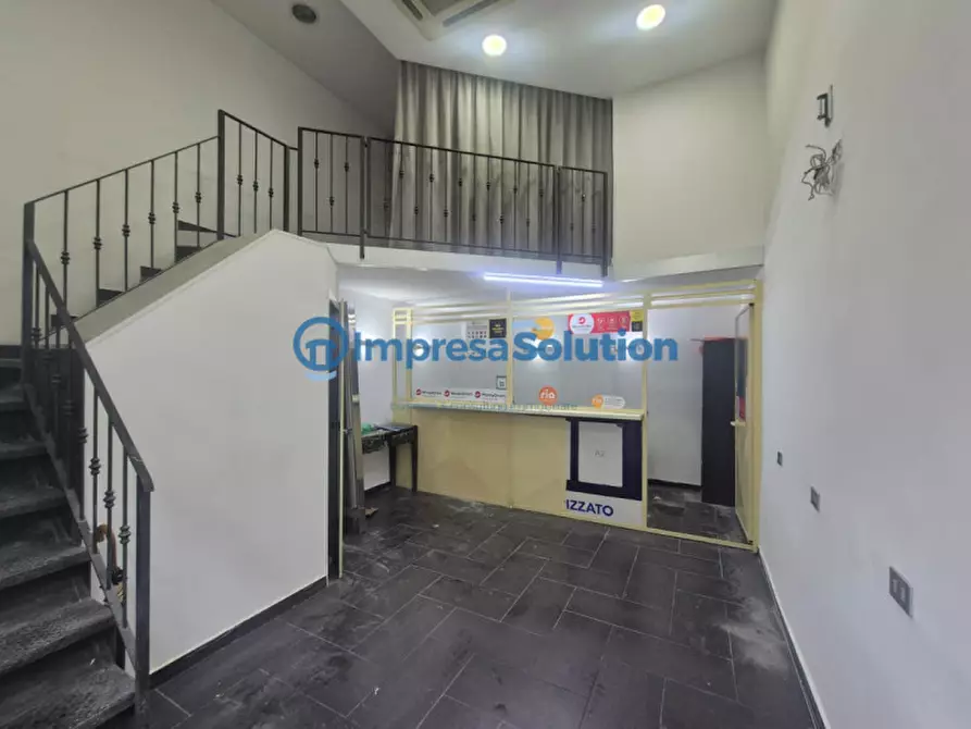 Immagine 1 di Negozio in affitto  in Via Firenze a Napoli