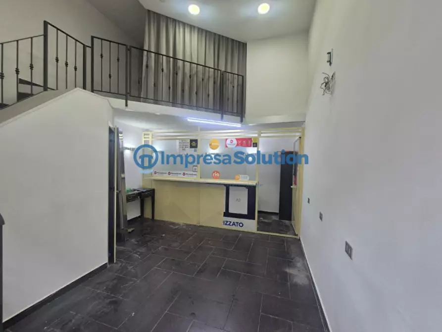 Immagine 7 di Negozio in affitto  in Via Firenze a Napoli