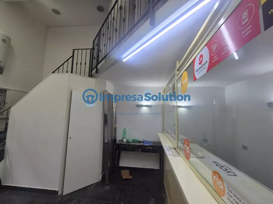 Immagine 10 di Negozio in affitto  in Via Firenze a Napoli