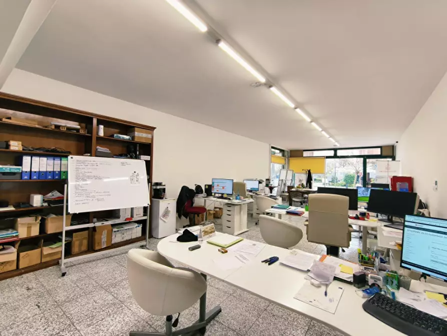 Immagine 2 di Negozio in vendita  in Via Alessandro Volta a Abano Terme