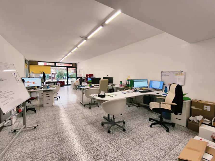 Immagine 2 di Negozio in vendita  in Via Alessandro Volta a Montegrotto Terme