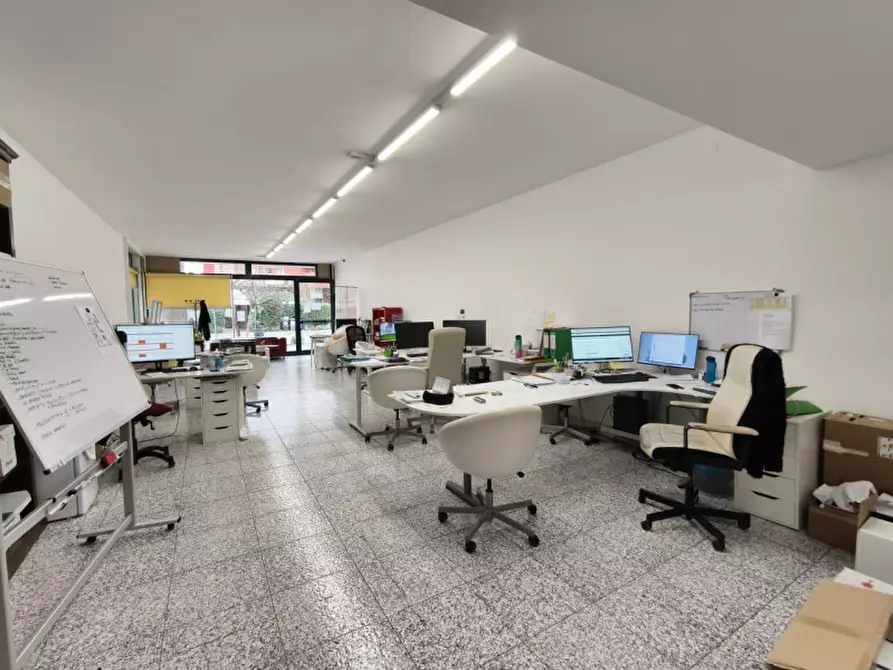 Immagine 3 di Negozio in vendita  in Via Alessandro Volta a Abano Terme