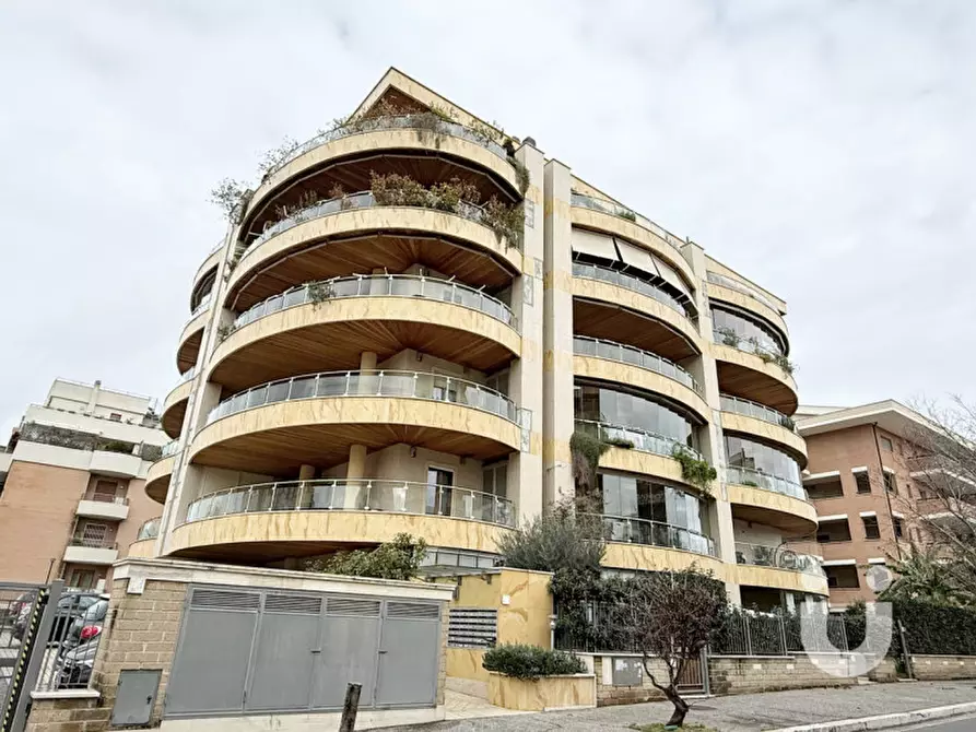 Immagine 1 di Appartamento in vendita  in Via Andrea Lavezzolo a Roma