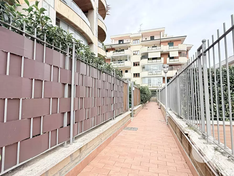 Immagine 2 di Appartamento in vendita  in Via Andrea Lavezzolo a Roma