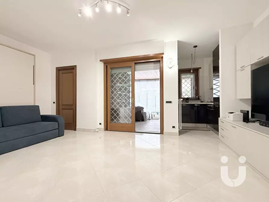 Immagine 4 di Appartamento in vendita  in Via Andrea Lavezzolo a Roma