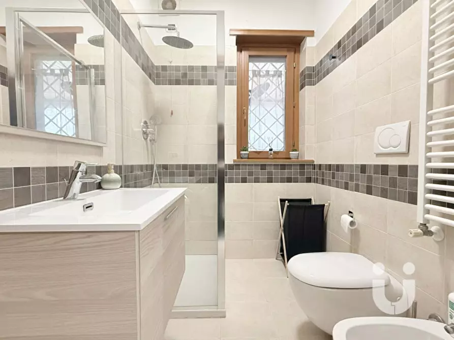 Immagine 9 di Appartamento in vendita  in Via Andrea Lavezzolo a Roma