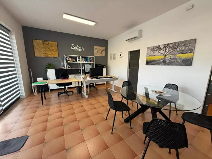 Immagine 2 di Negozio in vendita  in Via Mirabello 53 a Torreglia