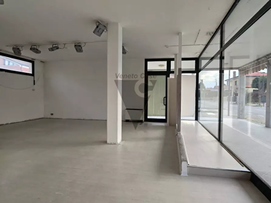Immagine 1 di Negozio in vendita  in Viale pisani 6 a Fosso'