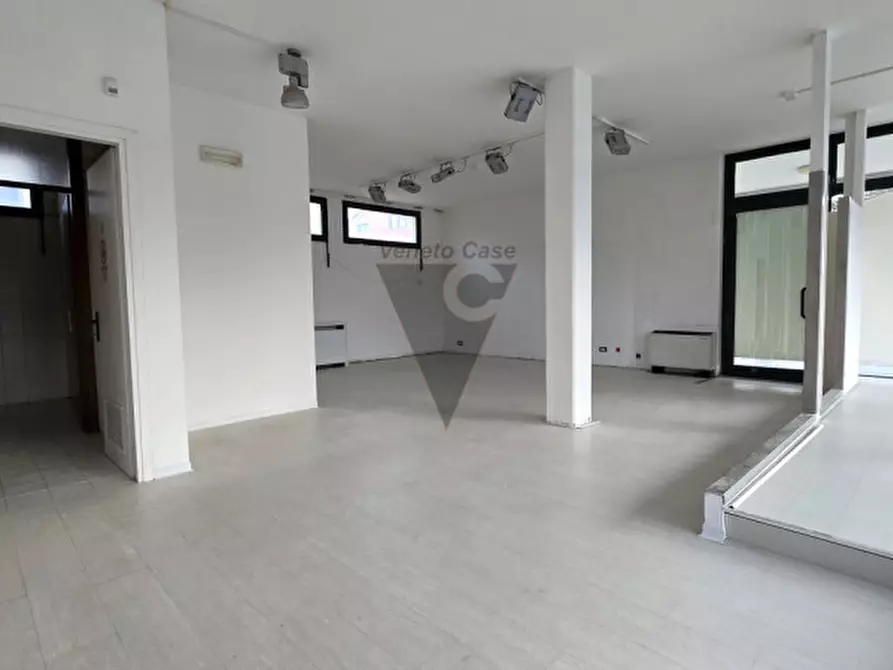 Immagine 2 di Negozio in vendita  in Viale pisani 6 a Fosso'