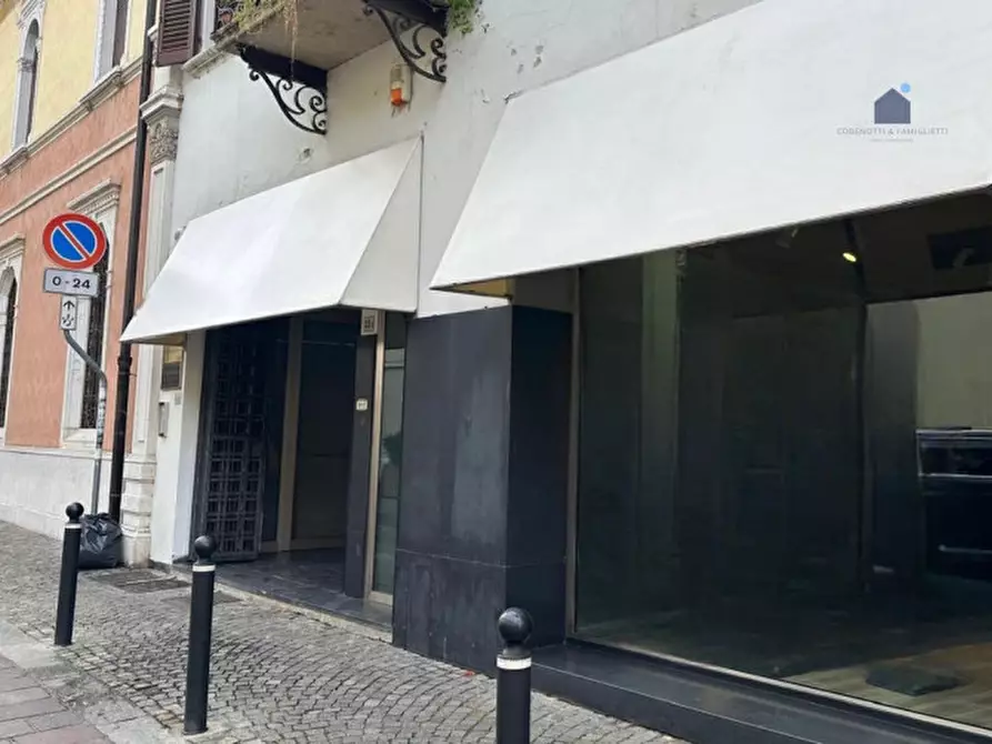 Immagine 1 di Negozio in affitto  in Via Giuseppe Garibaldi a Desenzano Del Garda