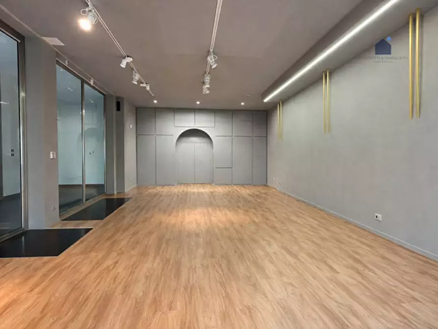 Immagine 2 di Negozio in affitto  in Via Giuseppe Garibaldi a Desenzano Del Garda