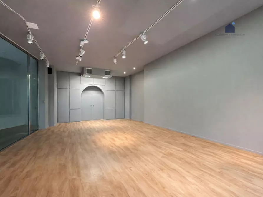 Immagine 4 di Negozio in affitto  in Via Giuseppe Garibaldi a Desenzano Del Garda