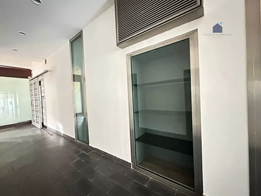 Immagine 6 di Negozio in affitto  in Via Giuseppe Garibaldi a Desenzano Del Garda