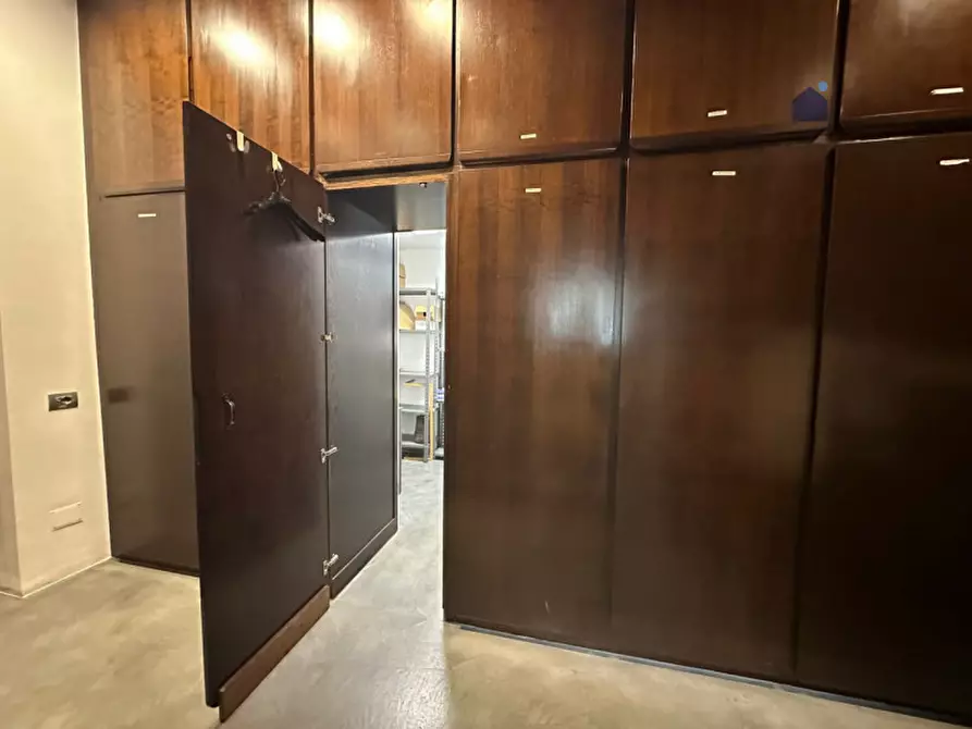 Immagine 7 di Negozio in affitto  in Via Giuseppe Garibaldi a Desenzano Del Garda