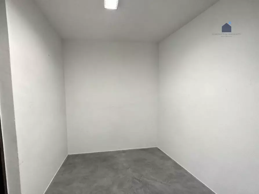 Immagine 8 di Negozio in affitto  in Via Giuseppe Garibaldi a Desenzano Del Garda