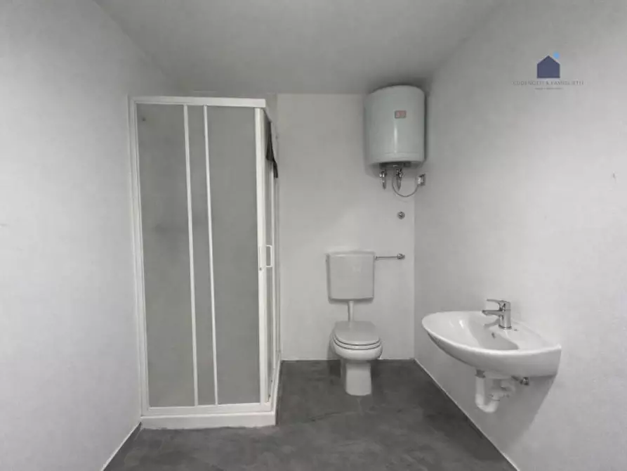 Immagine 9 di Negozio in affitto  in Via Giuseppe Garibaldi a Desenzano Del Garda