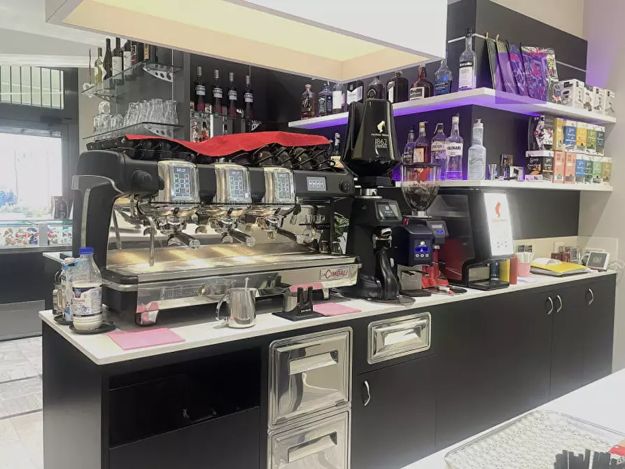 Immagine 13 di Attività commerciale in vendita  a Abano Terme