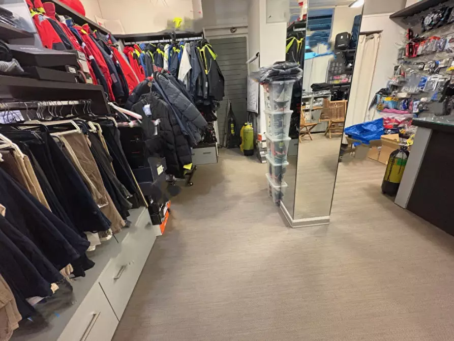 Immagine 10 di Negozio in vendita  in Via Romana Aponense a Padova