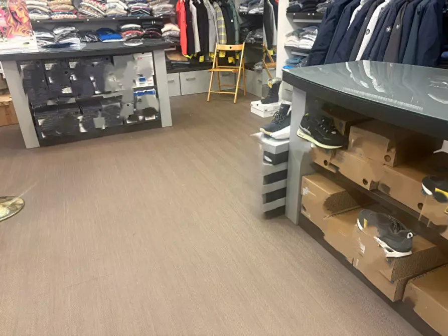 Immagine 14 di Negozio in vendita  in Via Romana Aponense a Padova