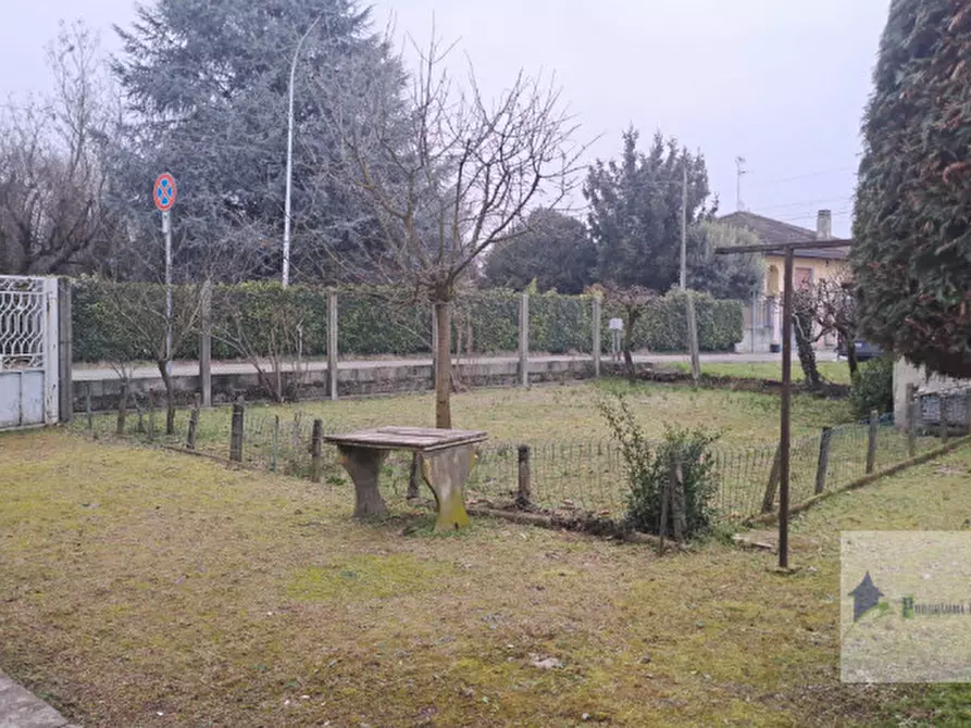 Immagine 4 di Casa indipendente in vendita  in Via Giuseppe Verdi a Castano Primo