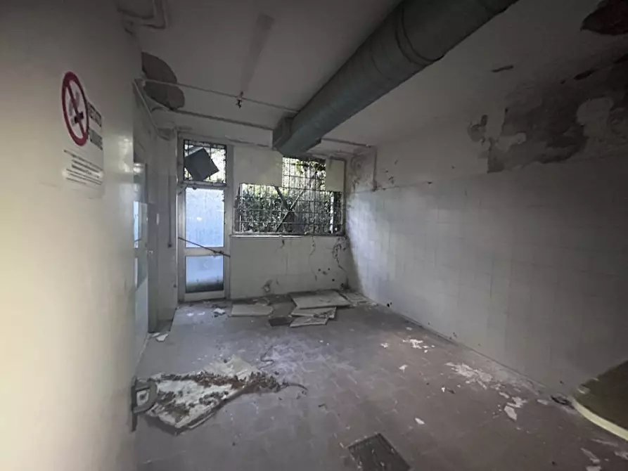 Immagine 17 di Negozio in affitto  in via vittorio veneto 9 a Iseo