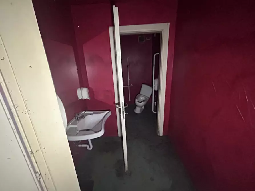 Immagine 22 di Negozio in affitto  in via vittorio veneto 9 a Iseo