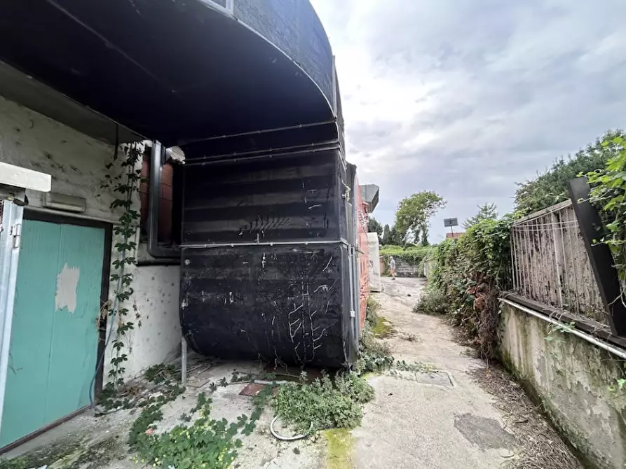 Immagine 12 di Negozio in vendita  in via vittorio veneto 9 a Iseo