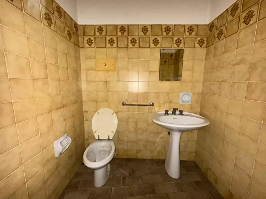 Immagine 6 di Negozio in vendita  in Piazza a Badia Calavena