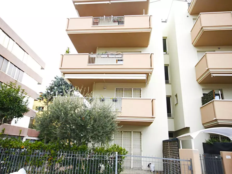 Immagine 1 di Appartamento in vendita  in viale Cesenatico a Riccione