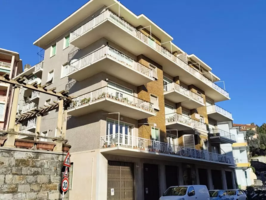 Immagine 1 di Ufficio in vendita  in Viale Giacomo Matteotti, 105 a Imperia