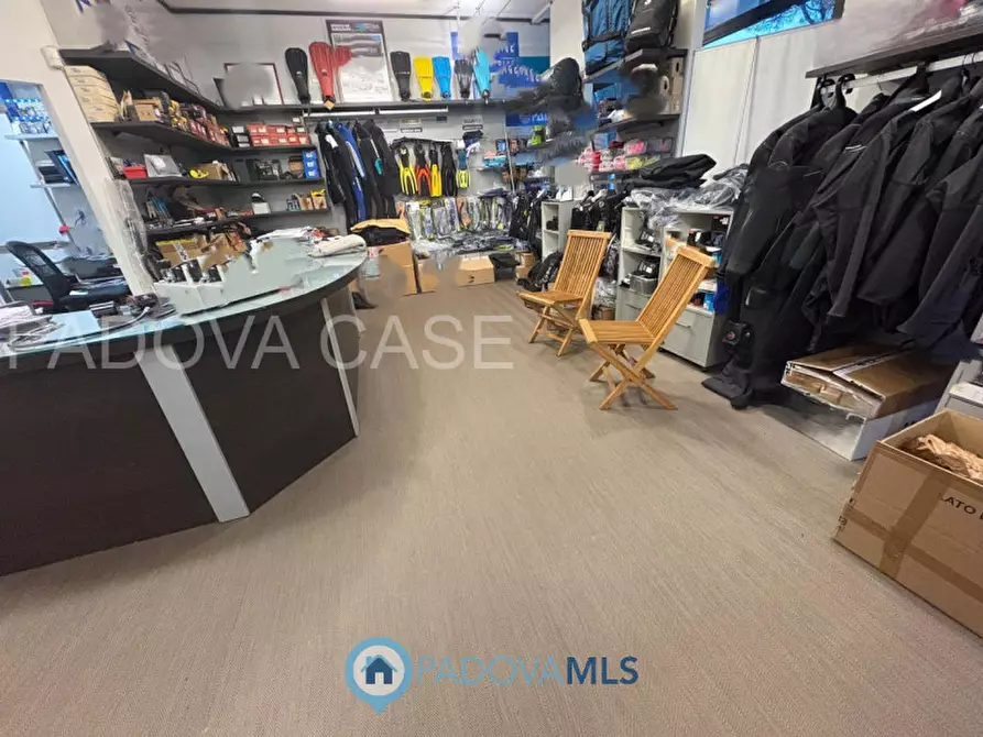 Immagine 5 di Negozio in vendita  in Via Romana Aponense a Padova