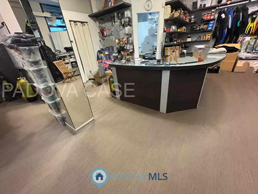 Immagine 6 di Negozio in vendita  in Via Romana Aponense a Padova