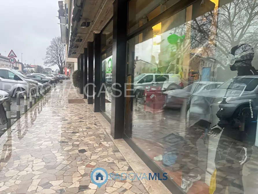 Immagine 12 di Negozio in vendita  in Via Romana Aponense a Padova