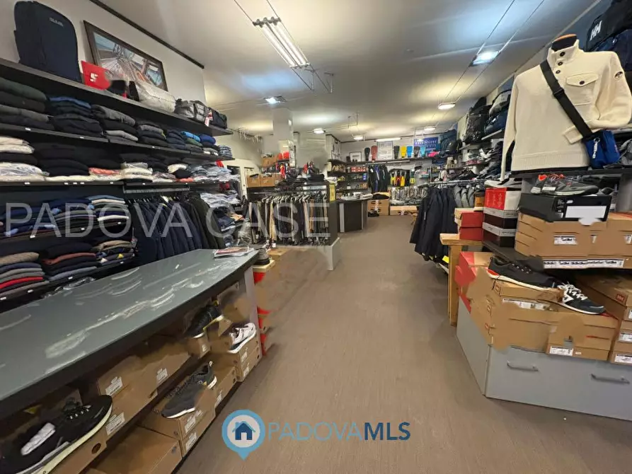 Immagine 13 di Negozio in vendita  in Via Romana Aponense a Padova