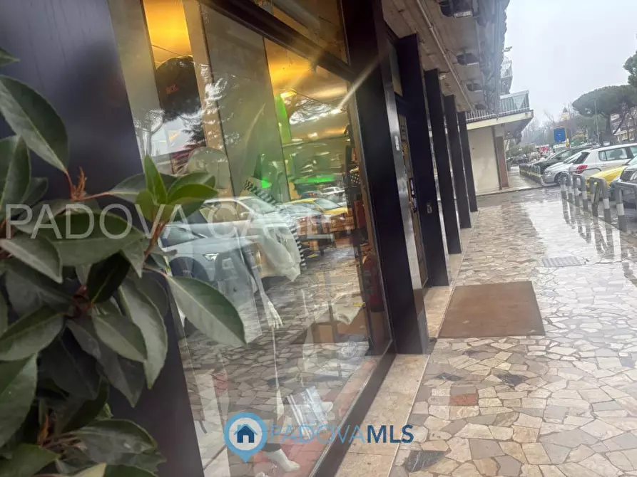Immagine 15 di Negozio in vendita  in Via Romana Aponense a Padova