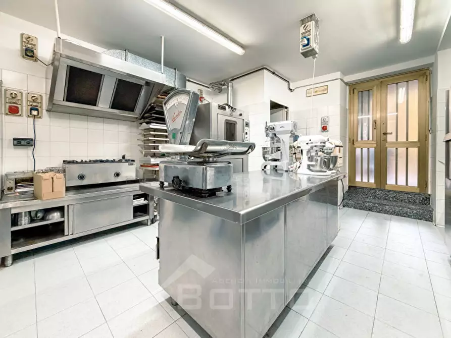 Immagine 4 di Attività commerciale in vendita  in PIAZZA GARIBALDI 5 a Borgosesia