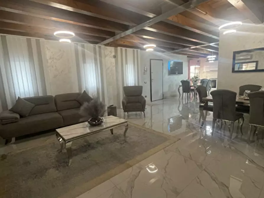 Immagine 1 di Casa trifamiliare in vendita  in via Favaretti a Castelfranco Veneto