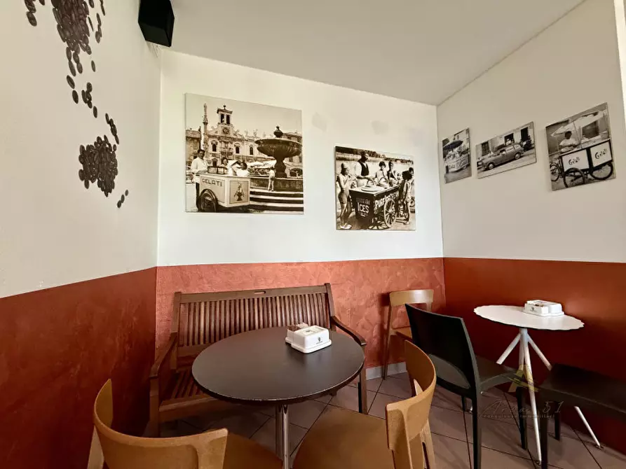 Immagine 2 di Attività commerciale in vendita  a Udine