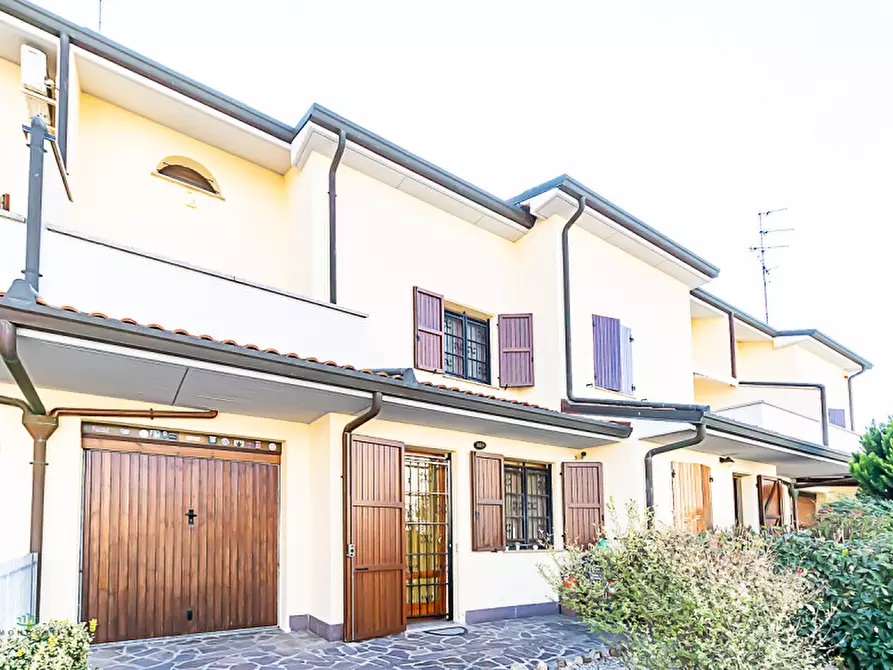 Immagine 1 di Villetta a schiera in vendita  in Via Croce di Vedrana a Budrio