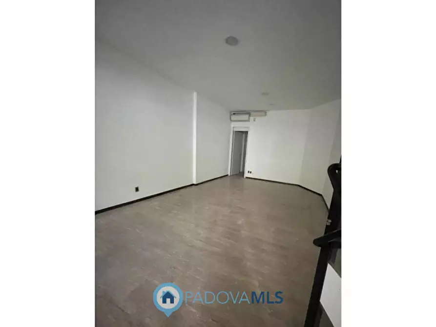 Immagine 1 di Negozio in vendita  in Viale Stazione a Montegrotto Terme