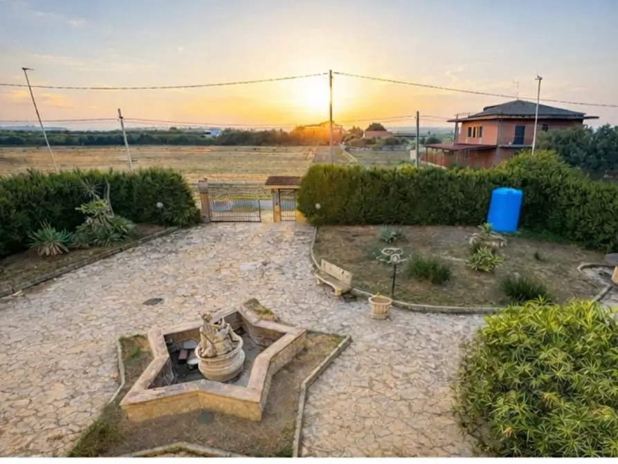 Immagine 2 di Casa bifamiliare in vendita  in Via dei Caprifogli, 1 a Crotone